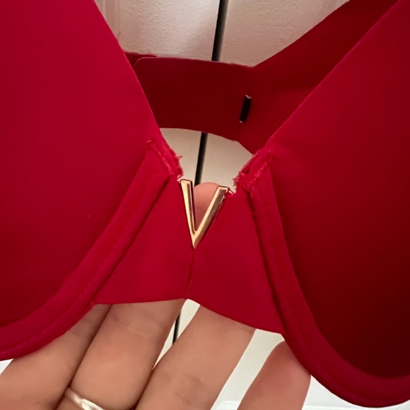 Victoria Secret 34DD - Picture 3 of 4